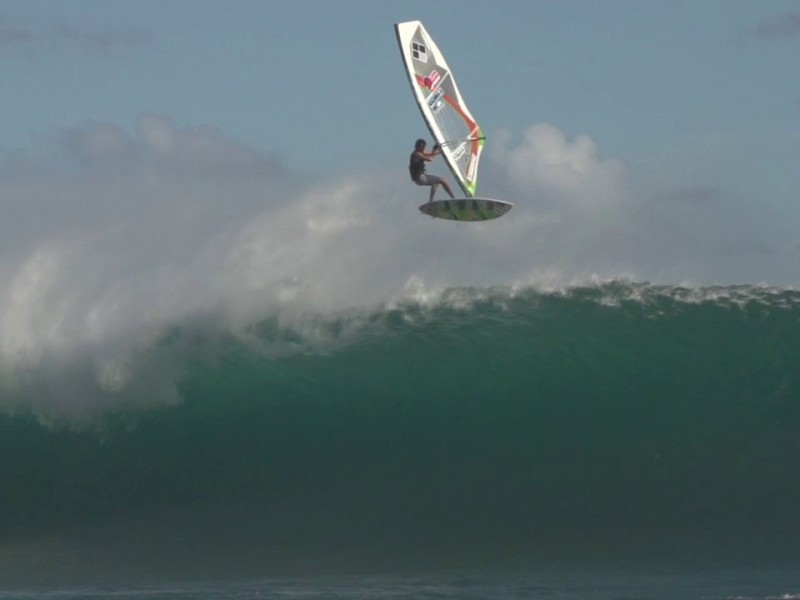 CAMILLE JUBAN CHARGING TEAHUPOO