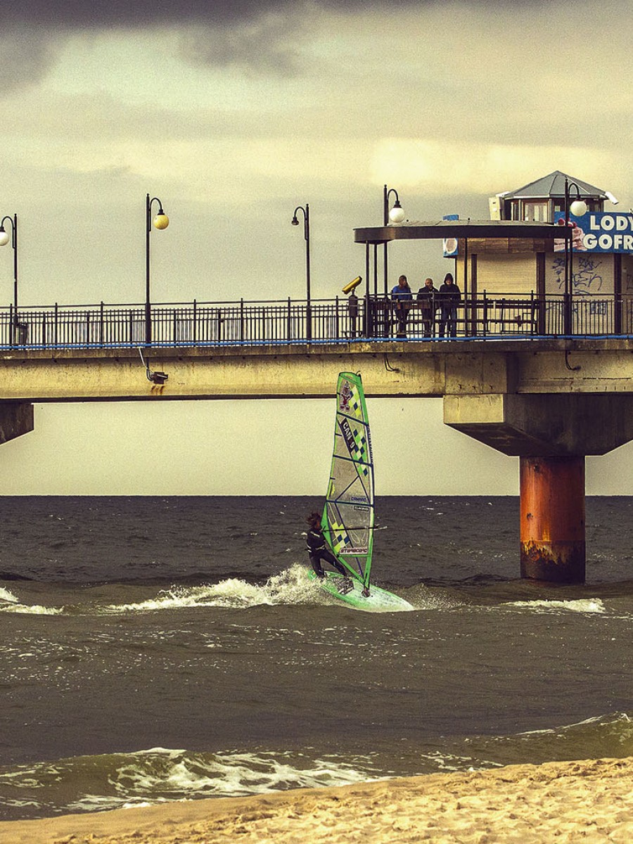 4-Miedzyzdroje-lody and gofry on the pier while Phil windsurfs