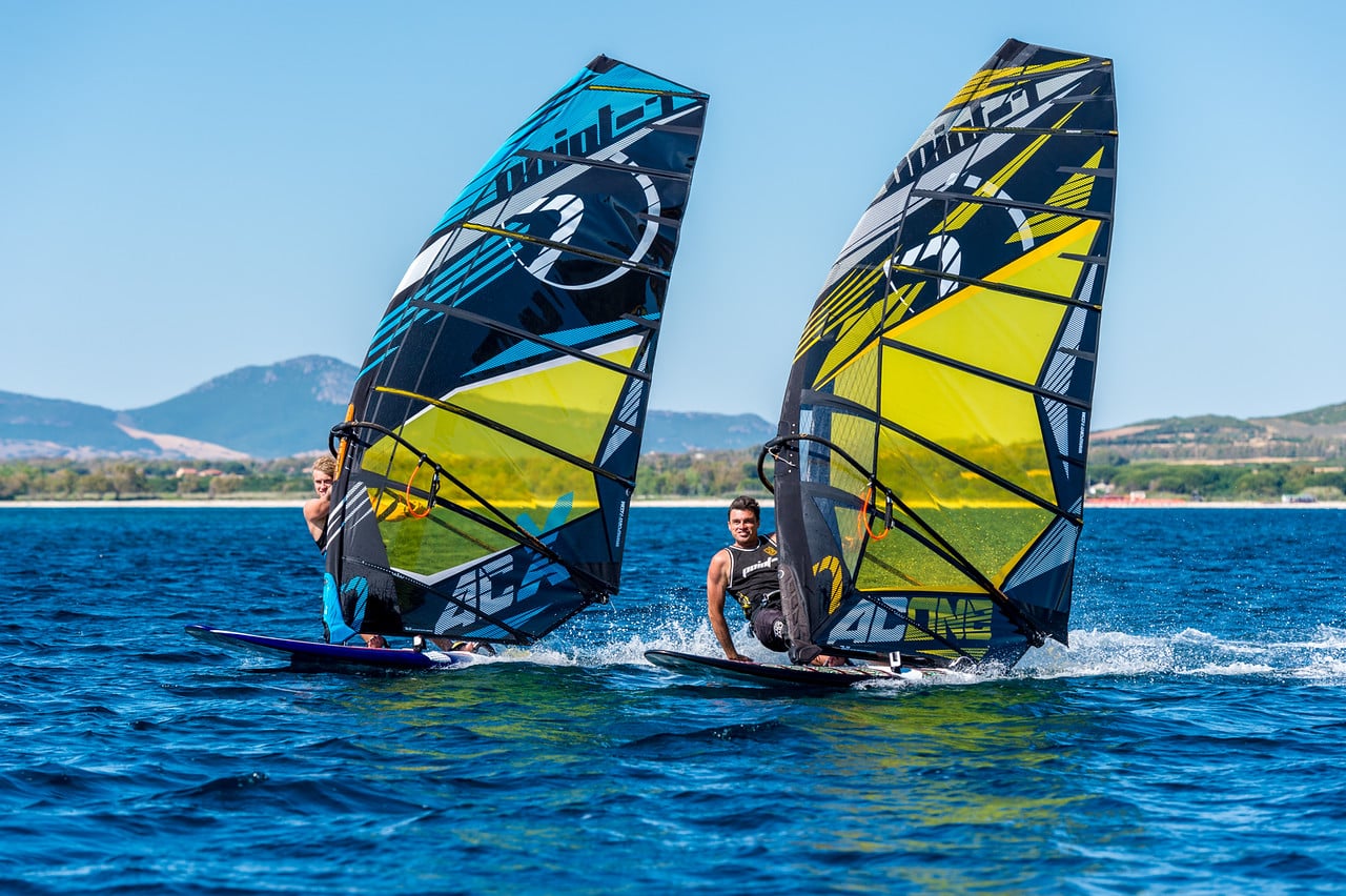 Windsurf MagazineACX SLALOM NO CAM VS. RACING SAILS Windsurf Magazine