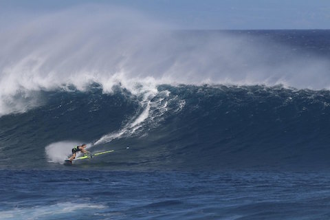 jason-polakow-windsurfing-at-the-bottom-of-a-wave-in-maui-hawaii
