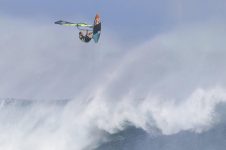 jason-polakow-windsurfing-off-a-wave-maui-hawaii