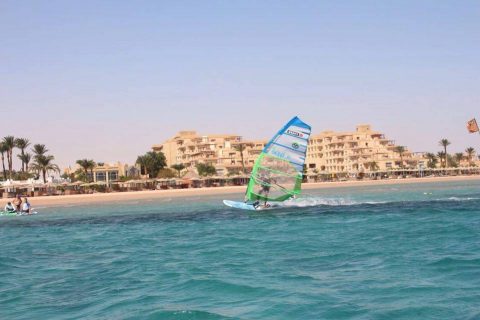 Red_Sea_Windsurfing_Holiday_Safaga_windsurfer_hotel