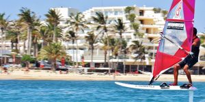 Sportif_Travel_Lanzarote_Windsurf_Costa_Teguise_foiling_instruction