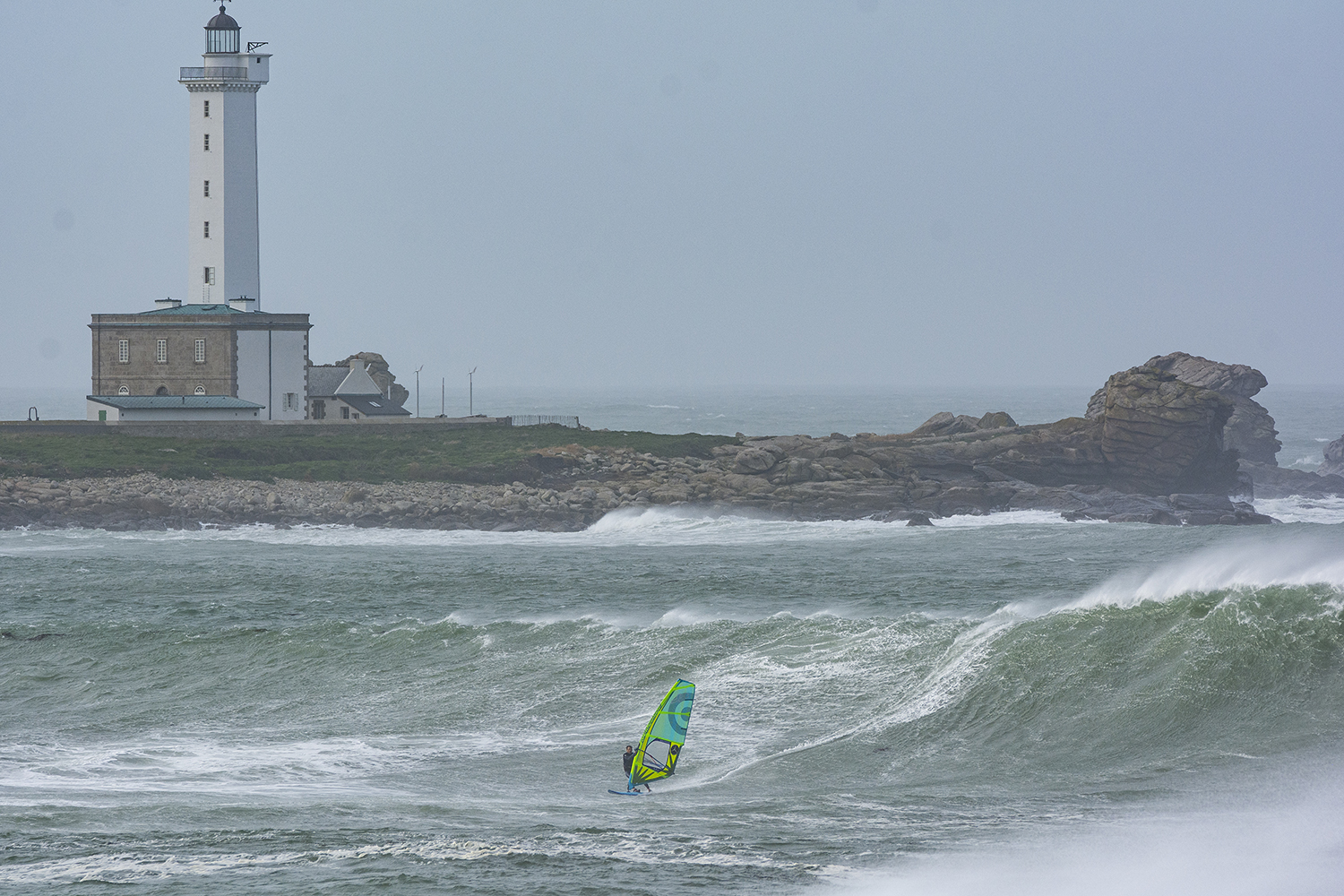 Leon Jamaer riding huge waves in France