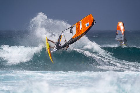 Powerful tail slide from Ricardo