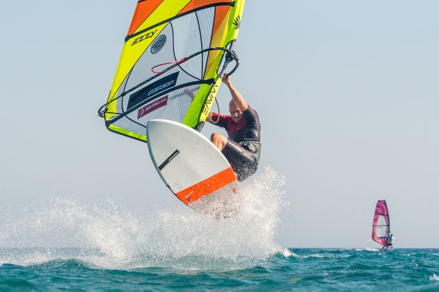 To boost better chop hops, go back to the fundamentals of getting over the board before you pop and then send the nose up in the air by pushing down on the back leg and pulling up on the front arm. Once in flight remember to bring your front arm in, extend your front leg to get the nose off the wind (both more than I am here), and lastly bring your back heel into your bum.