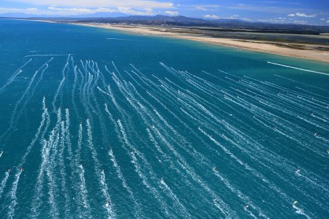 Thousands of windsurfers on the course!