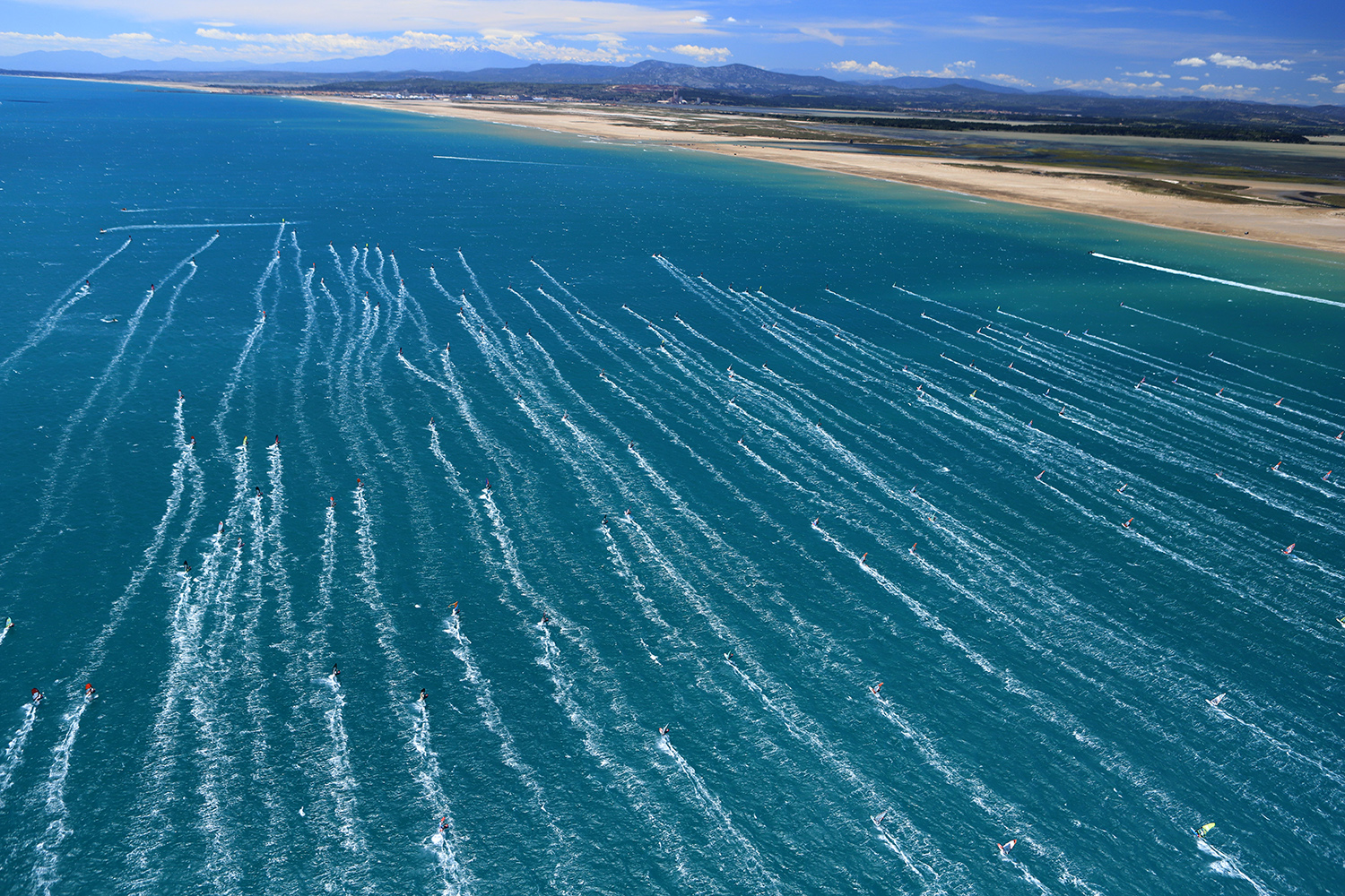 Thousands of windsurfers on the course!