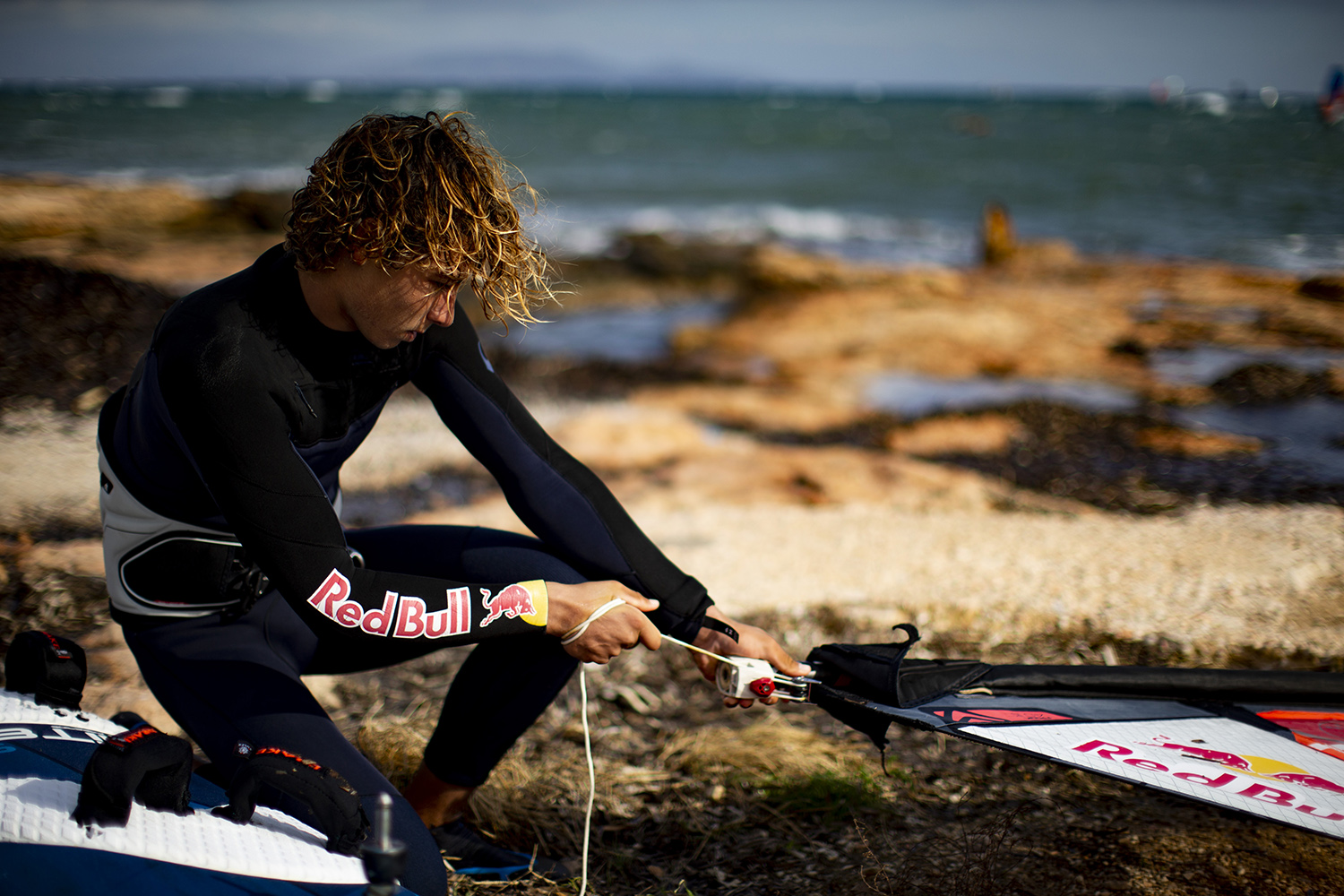 Lennart Neubauer rigs up Photo - Alex Grymanis / Red Bull Content Pool