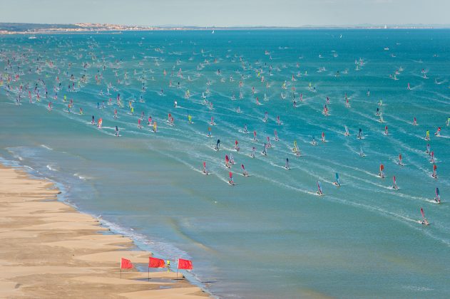 Mass windsurfing at the Defi