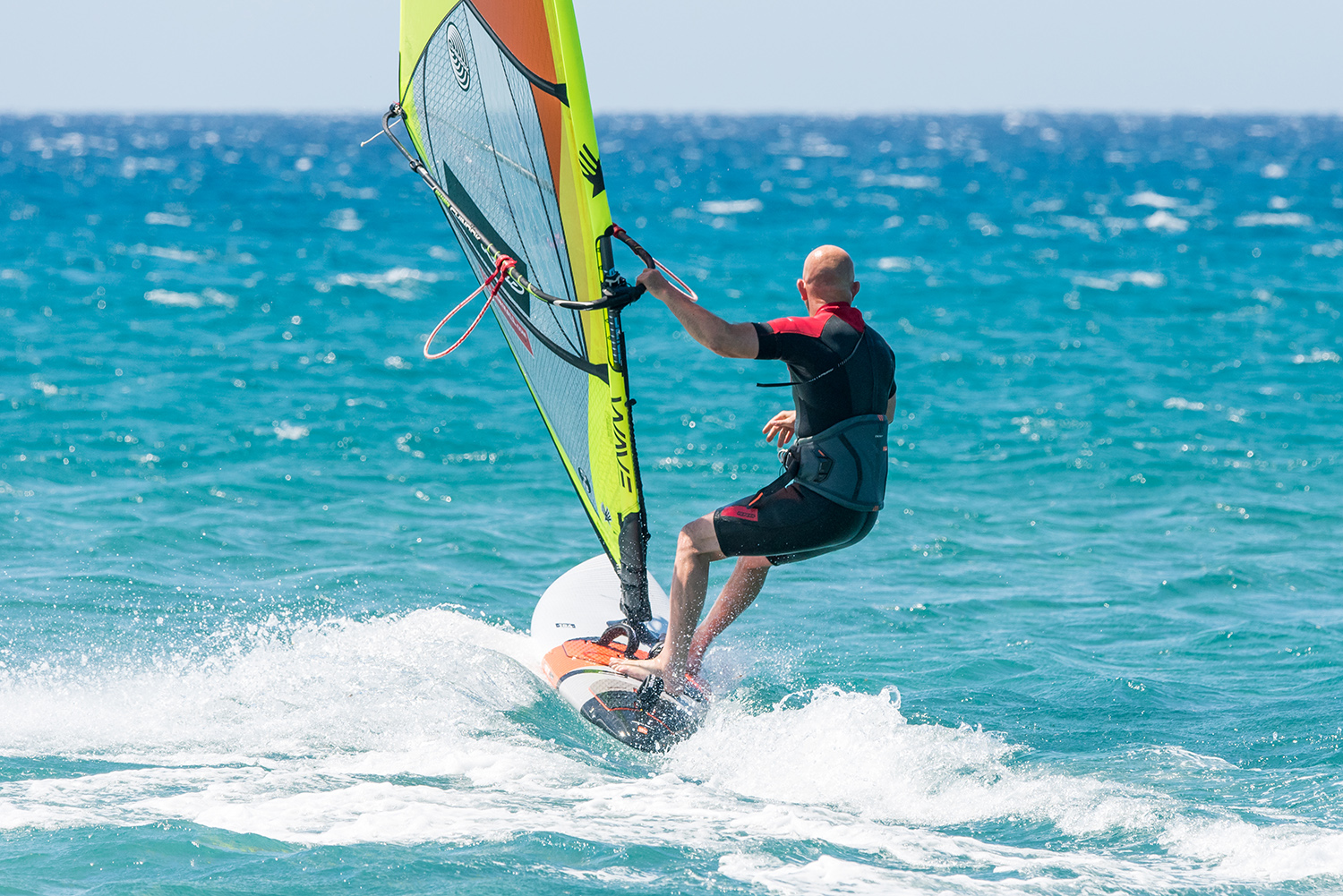 The lighter load on the front hand (mast hand), means it can slide to the front of the boom so the rig rotation is fluid and the body can stay outboards so the board can be carved out on your heels.