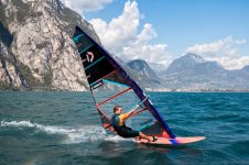 DTW-Duotone-Warp_Fin-JordyVonk-LakeGarda-2022-SimonCrowther-D6I4357