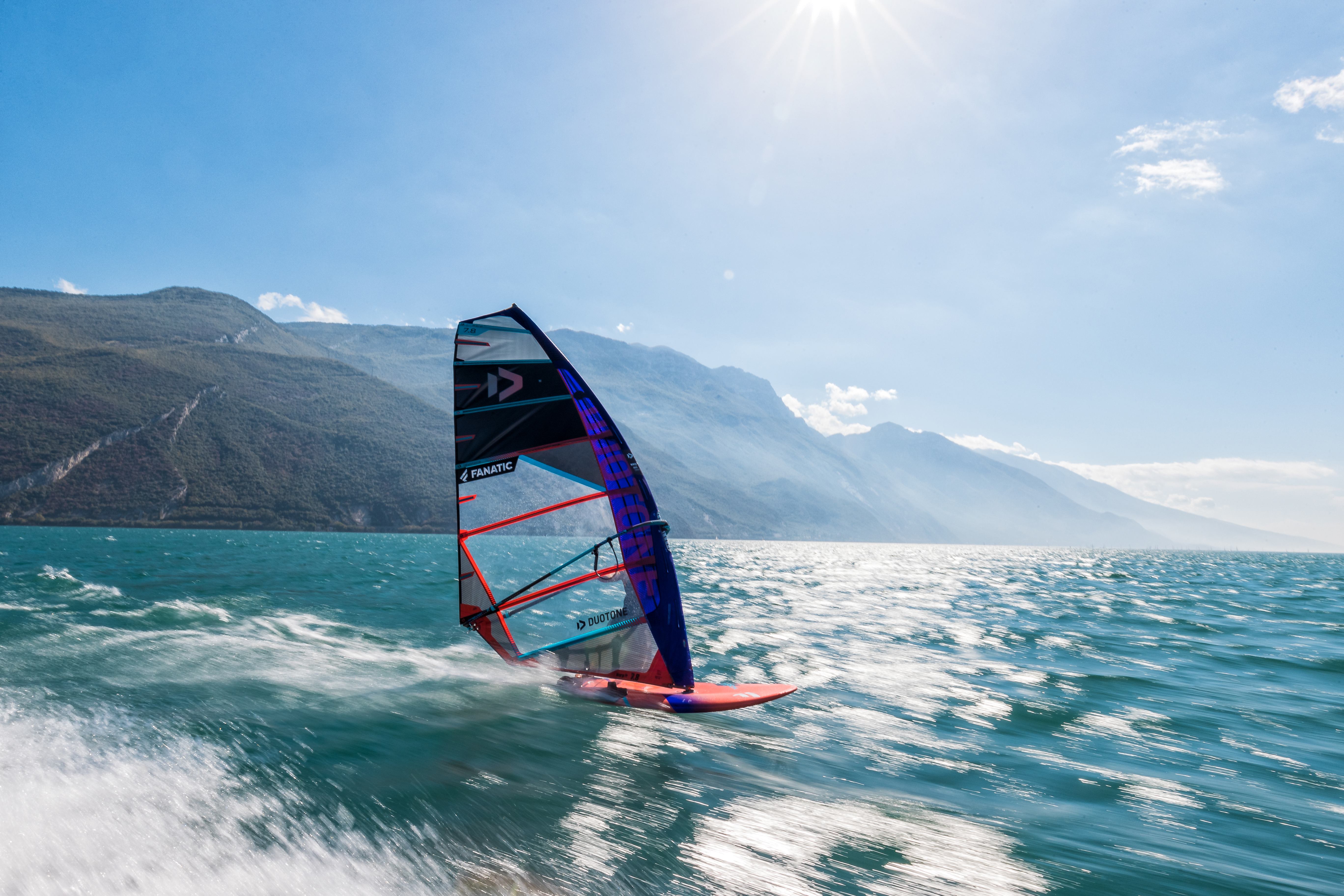 DTW-Duotone-Warp_Fin-JordyVonk-LakeGarda-2022-SimonCrowther-D6I4569