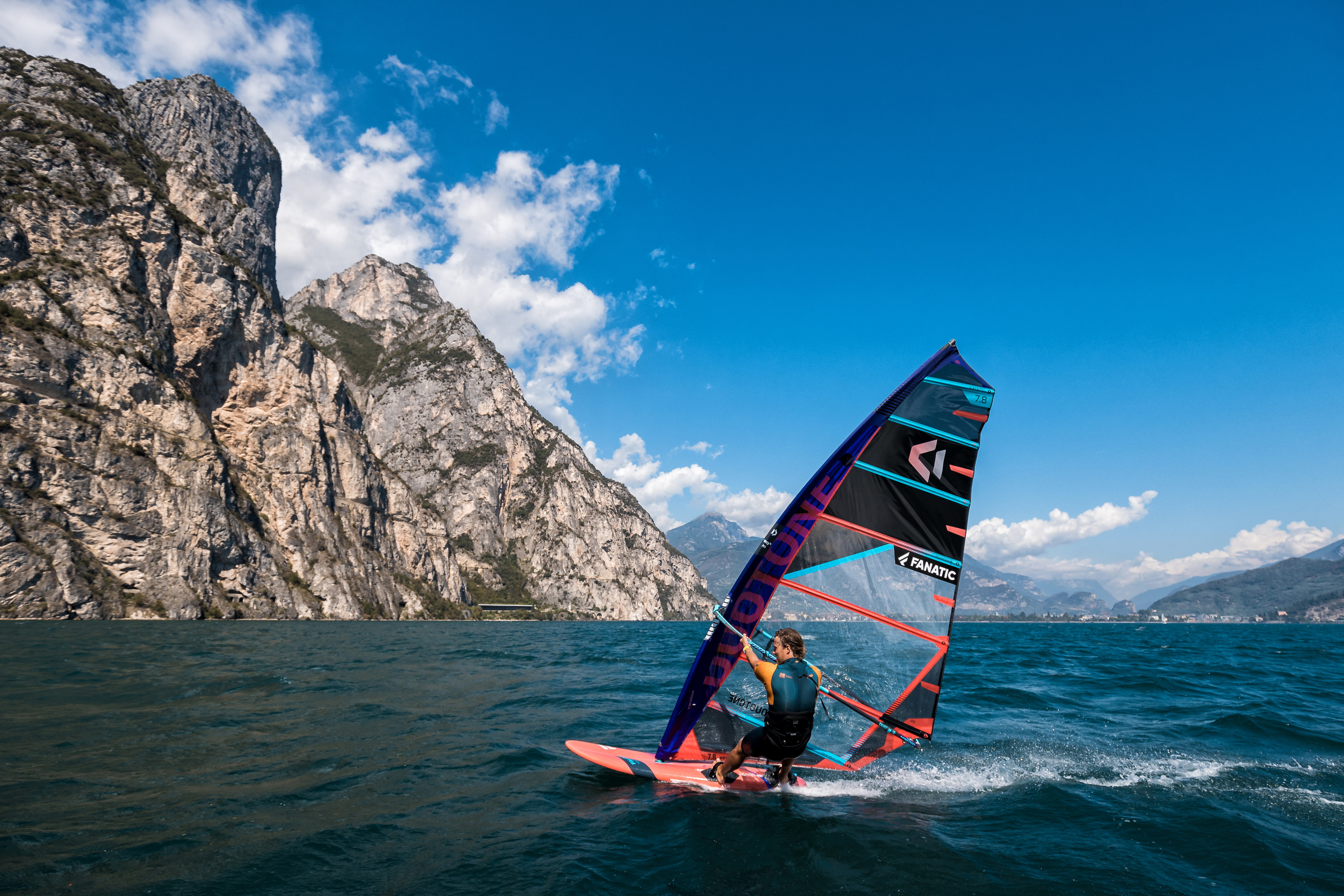 DTW-Duotone-Warp_Fin-JordyVonk-LakeGarda-2022-SimonCrowther-D6I4754