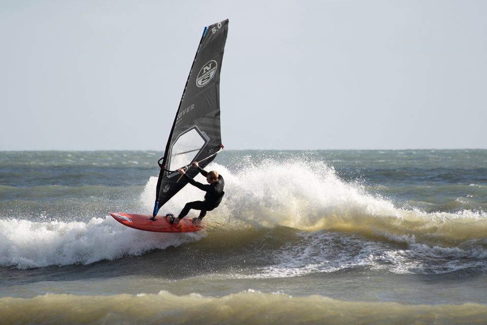 Windsurf MagazineNORTH WINDSURFING XOVER 5.0 2023 TEST REVIEW