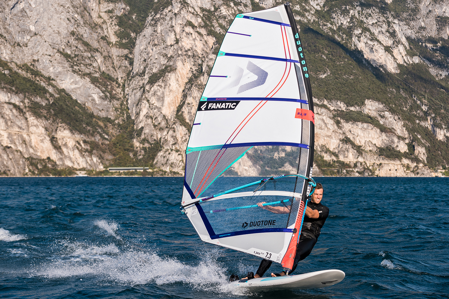 DTW-Duotone-E_PaceSLS-JordyVonk-LakeGarda-2022-SimonCrowther-D6I7931