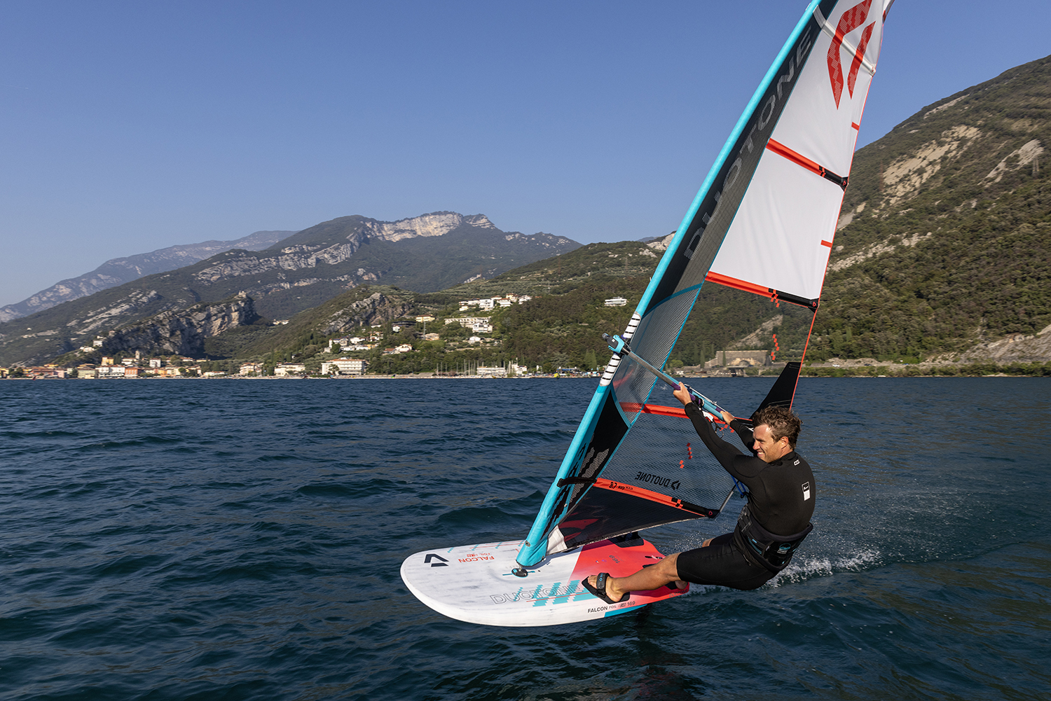 DTW-Duotone-FalconFoilDLAB-WarpFoil-JordyVonk-LakeGarda-2024-JohnCarter-DY1_3201