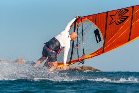 Moving your spare hand towards the water helps to keep you low and moves your hips across.