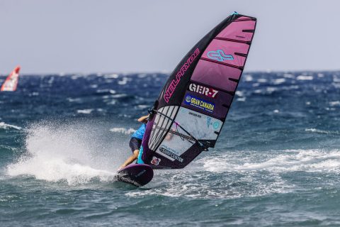 Nico cranks a gybe