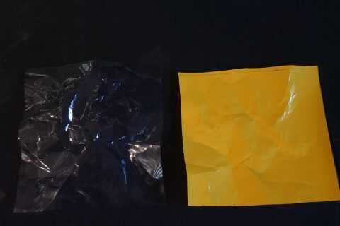 CRAMPED TRANSPARENT MONOFILM VS CRAMPTED LAMINATE. TRANSPARENT MONOFILM IS AT RISK TO HAVE THE PINCHES TO OPEN, WHILE THE LAMINATE WILL HOLD.