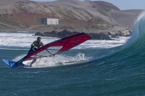 Arthur Arutkin tearing u the waves in Chile