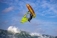 Photo Ian Whittaker one handed back loop 2025 Henning von Jagow